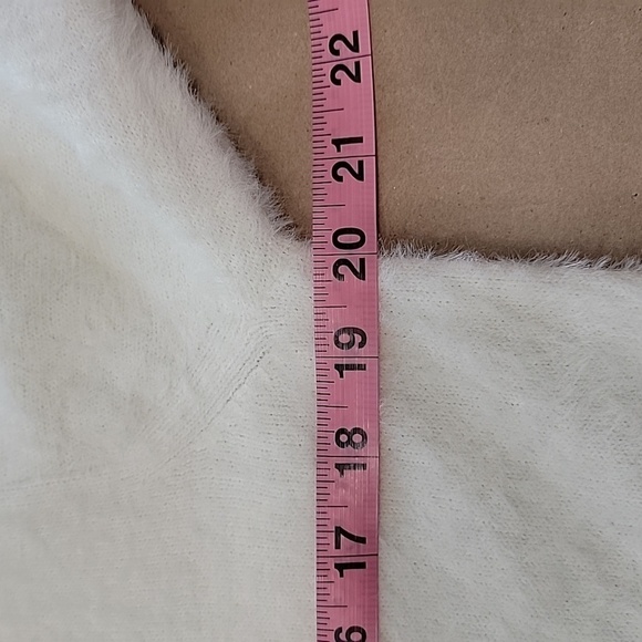 Banana Republic Size XS Ivory Long Sleeve Short (not Crop) Super Soft Sweater - Picture 7 of 11